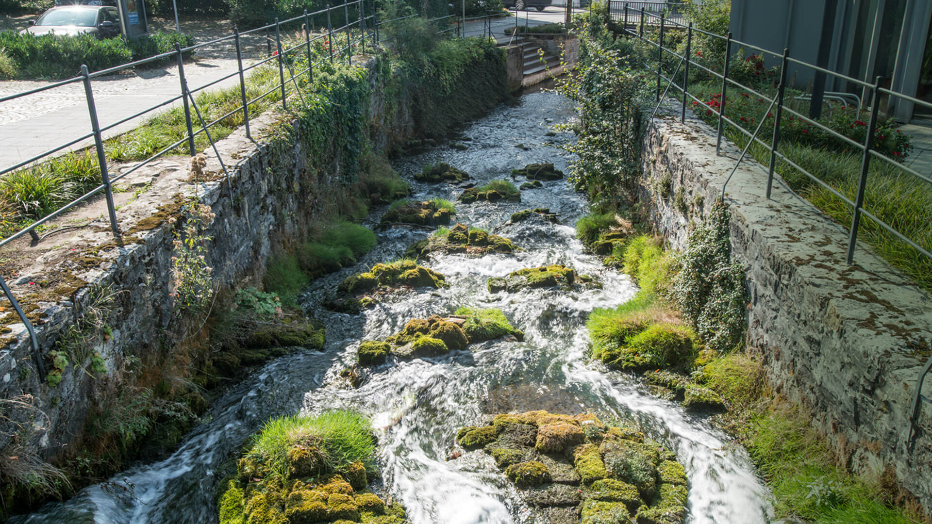 Fluss fließt zwischen zwei Steinmauern